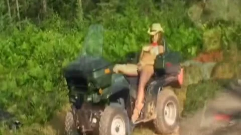 pretty Ladyboy Gives sex cream flow whilst Ri